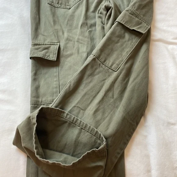 I am selling these green cargo jeans from forever 21, and they are really comfy. - Picture 4 of 8